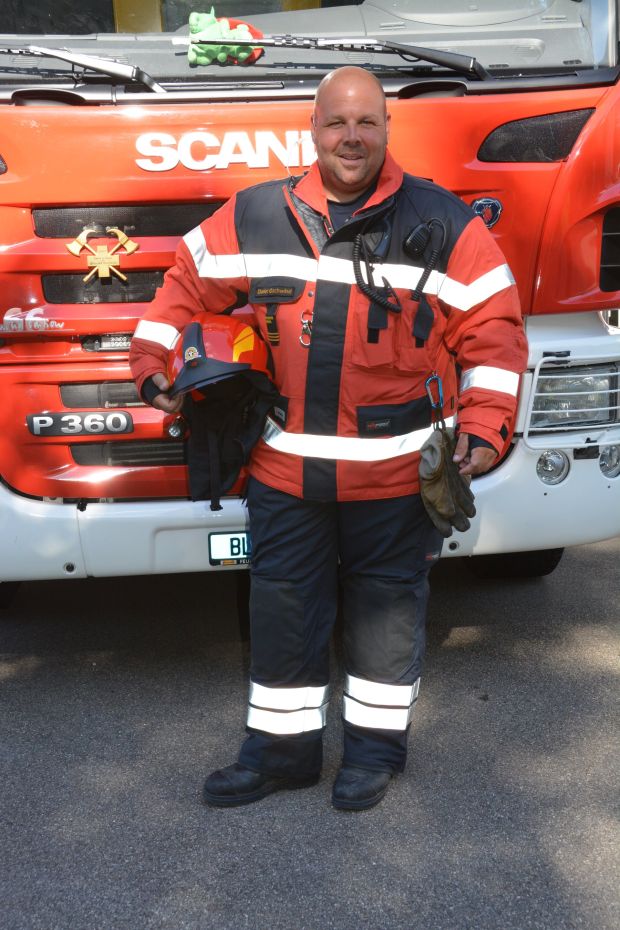 Model mit Brandschutzkleidung