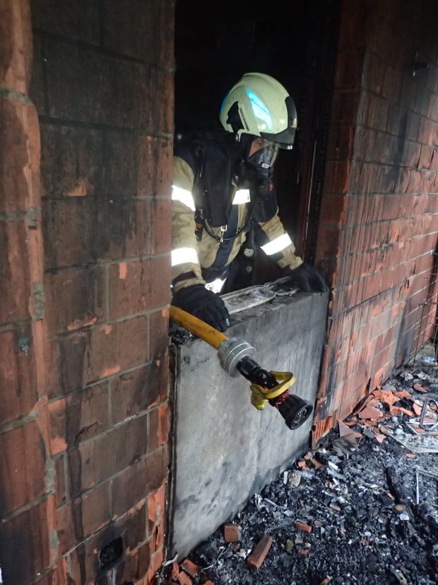 Feuerwehrmann mit Atemschutz